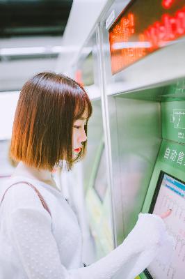 外回り中に突然の大雨一雨宿